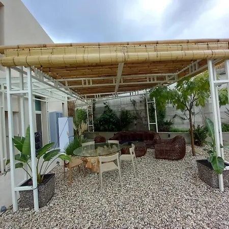 79a In Palase فيلة